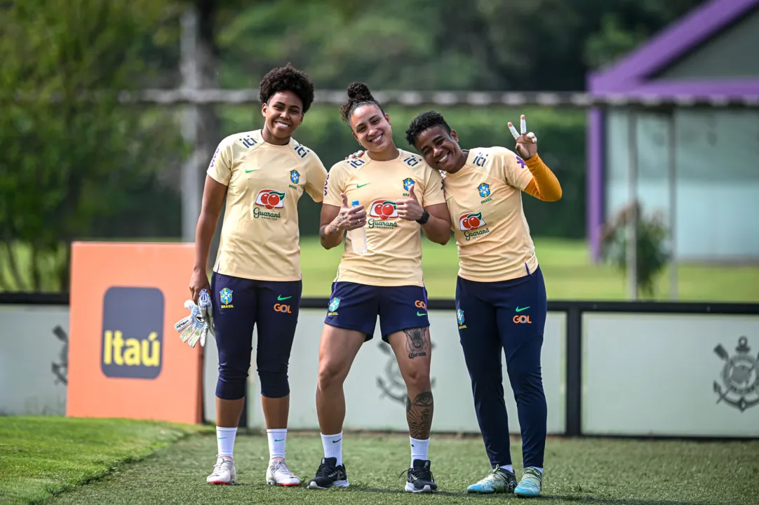 Goleiras da Seleção durante treino