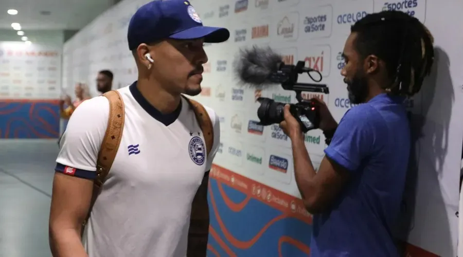 Gilberto chegando para a partida diante do Atlético-MG