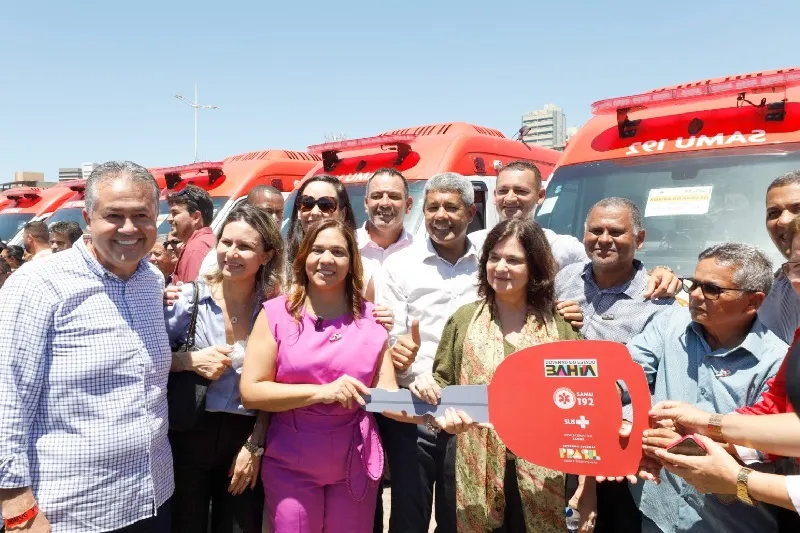 Jerônimo Rodrigues (PT) e ministra da Saúde, Nísia Trindade, participaram de entrega de 36 ambulâncias para Samu