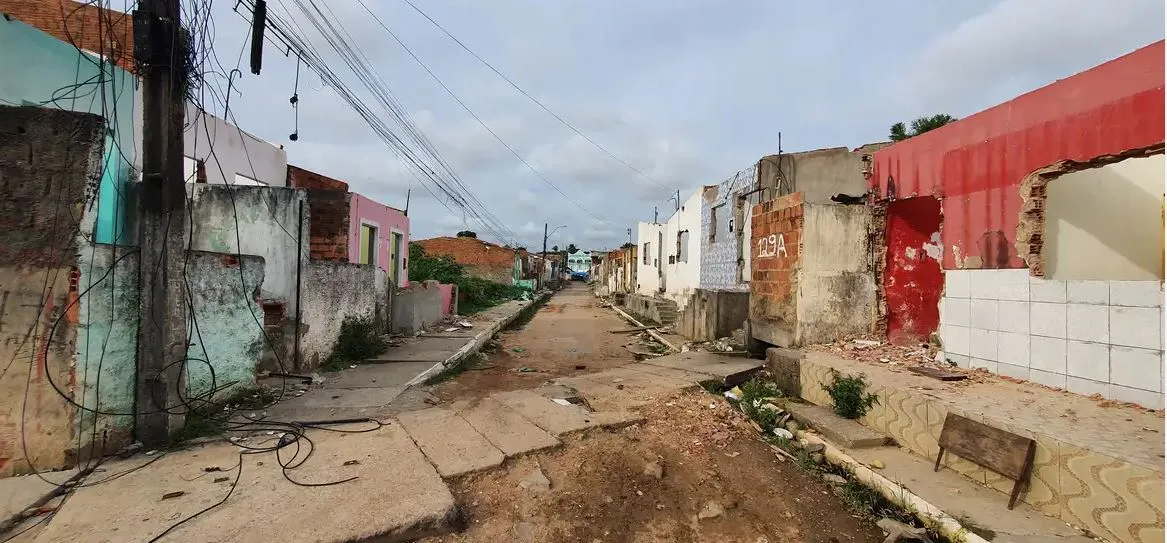 A Defesa Civil informou que segue em alerta máximo devido ao risco iminente de colapso