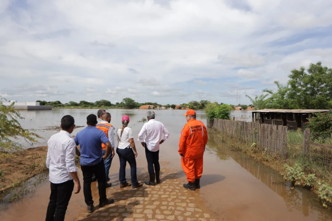 Governador Jerônimo Rodrigues visita cidades atingidas pelas chuvas