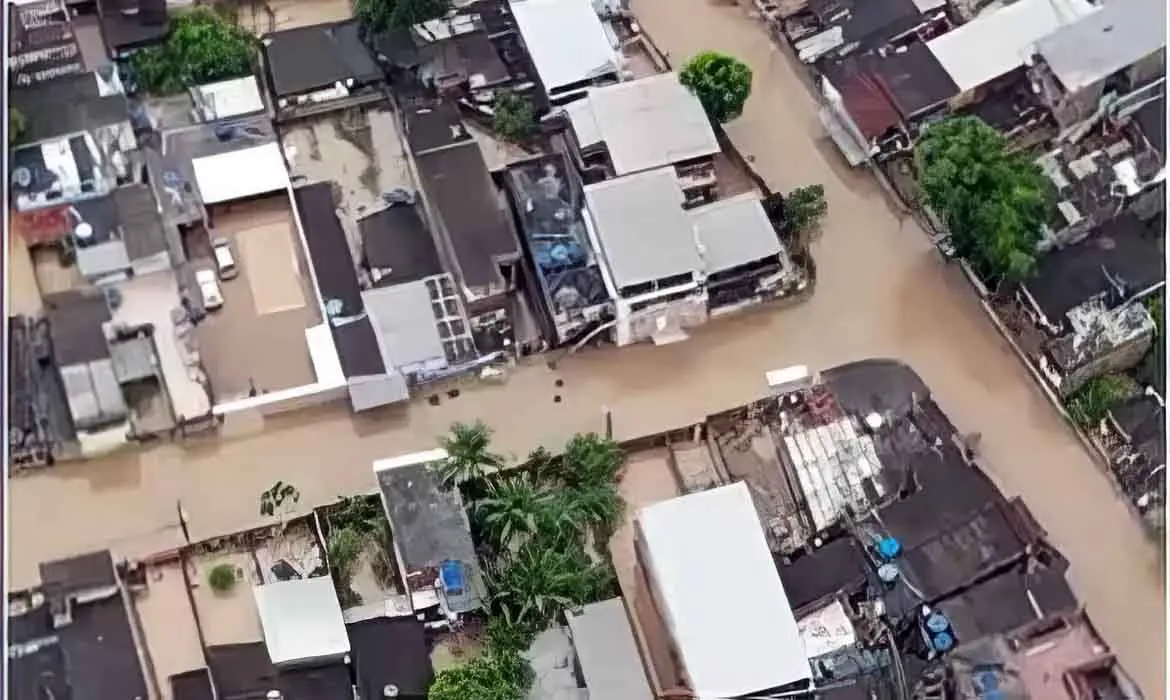 Em 24 horas, as tempestades causaram 12 mortes e deixaram 600 pessoas desalojadas