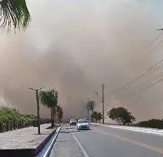 Com a fumaça, condutores tiveram que ter atenção ao transitarem pela via