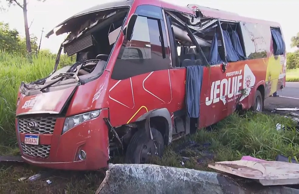 Veículo atravessou o canteiro da pista e parou do outro lado da via