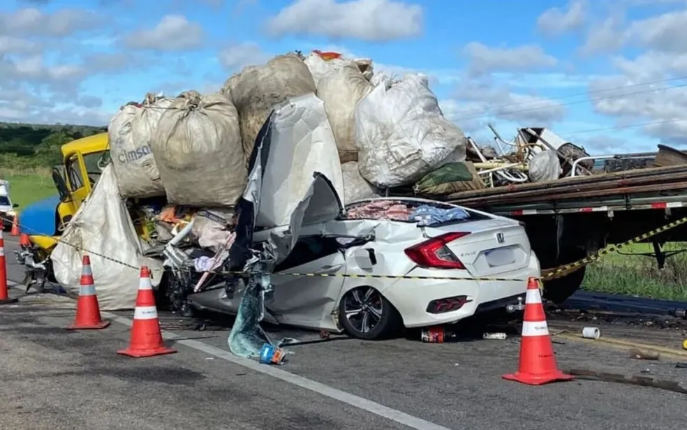 Veículo menor ficou completamente destruído por conta do impacto da batida