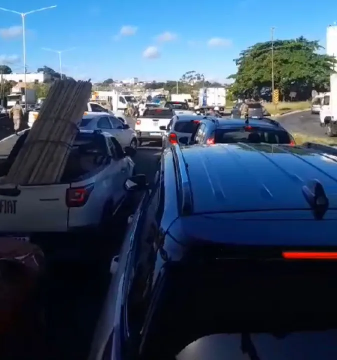 A situação provoca um congestionamento de mais de 7 quilômetros na região