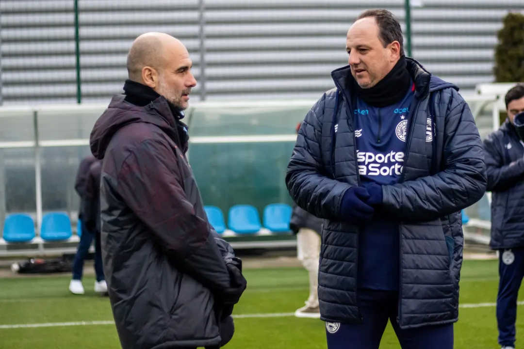 Guardiola e Ceni conversam em encontro no CT do Manchester City