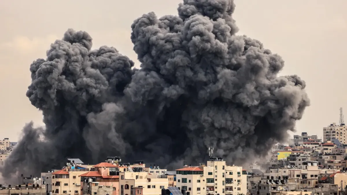 Nuvem de fumaça sobe no céu da Cidade de Gaza durante um ataque aéreo israelense, durante guerra com o Hamas