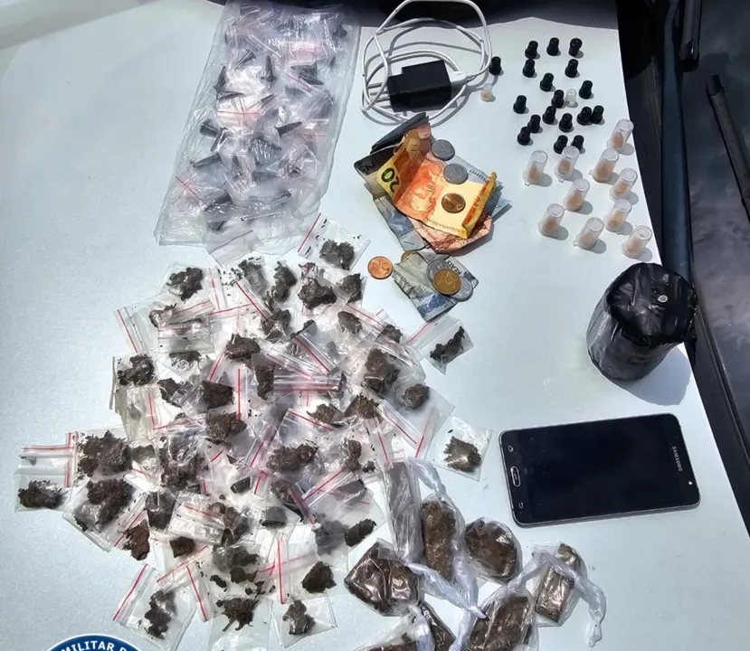 O homem detido e todo o material foram direcionados à Central de Flagrantes