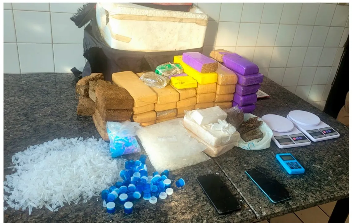 De acordo com informações da Polícia Militar, a residência era utilizada para armazenamento da droga