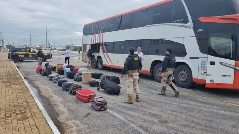 O proprietário do material ilícito foi identificado entre os passageiros e também recebeu voz de prisão