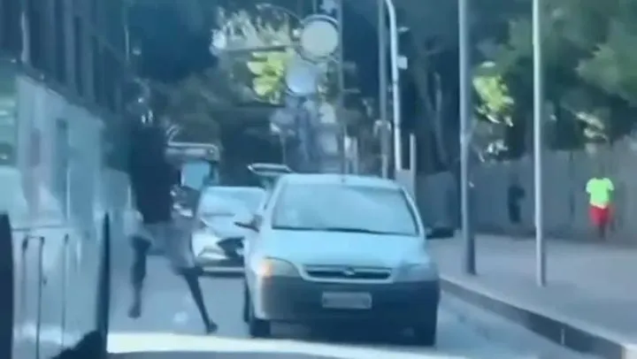 Homem ficou pendurado na janela no ônibus em movimento