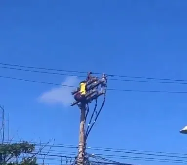 Homem recebeu descarga elétrica após subir em poste na capital baiana