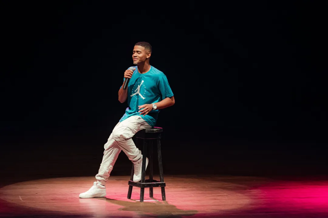 No espetáculo, o comediante conta, com muito humor, sua história de vida e superação