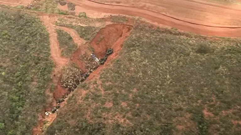 Cratera formada pela erosão nas escarpas da Serra Geral que divide  os estados do Tocantins e Bahia