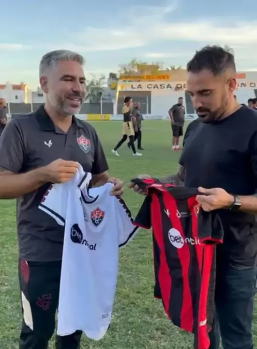 Diretor da base,  Thiago Noronha presenteia o ídolo Damian Escudero