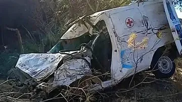 Imagem ilustrativa da imagem Idosa de 62 anos morre após ambulância bater de frente com carro