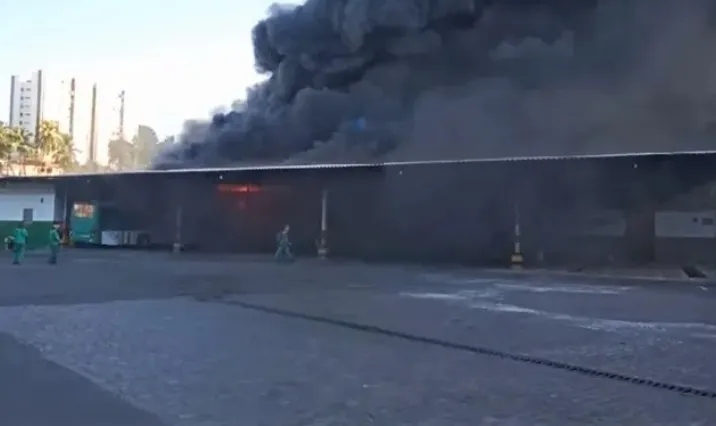 Imagem ilustrativa da imagem Incêndio atinge galpão ao lado de empresa de ônibus