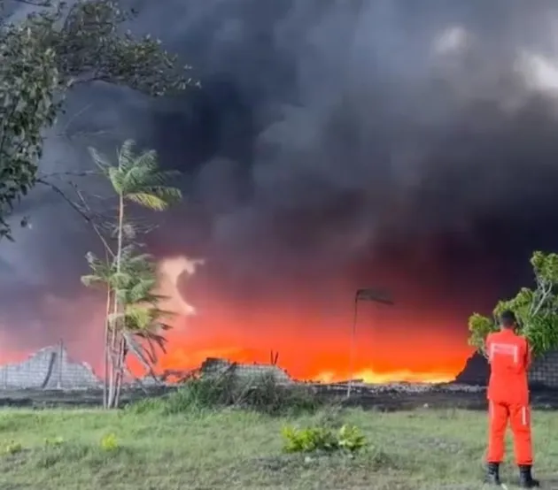 Imagem ilustrativa da imagem Incêndio atinge galpão de fábrica de materiais recicláveis em Camaçari