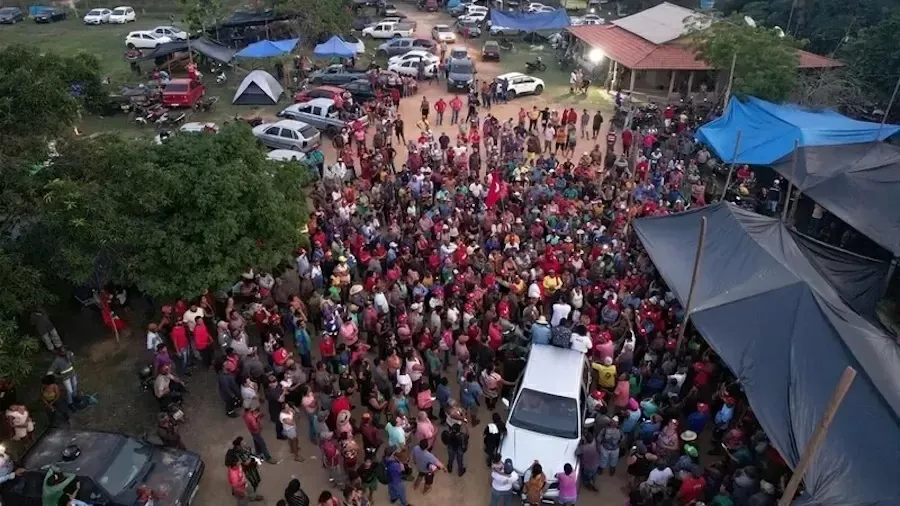 Cerca de mil famílias estão acampadas há três semanas no local