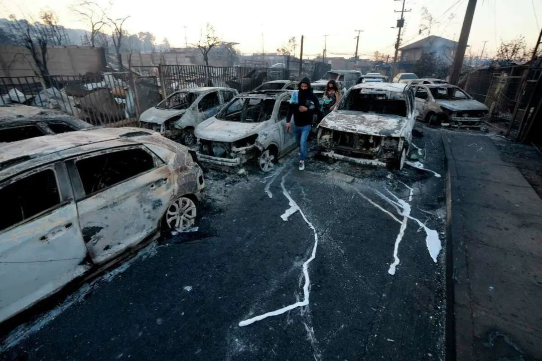 Diversos carros foram destruídos