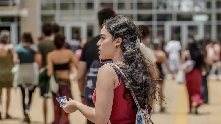 A taxa pode ser paga no banco ou por meio de PIX, fazendo uso de QR Code