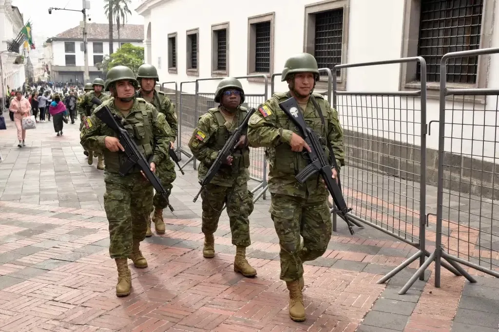 Soldados patrulham centro de Quito, no Equador