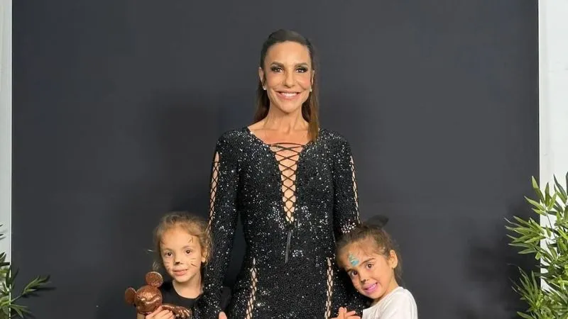 Ivete Sangalo com as filhas gêmeas