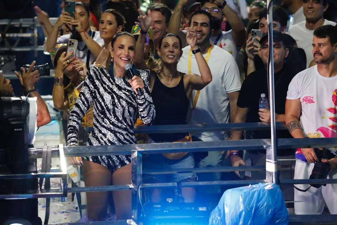 Cantora divertiu foliões durante passagem pela Barra