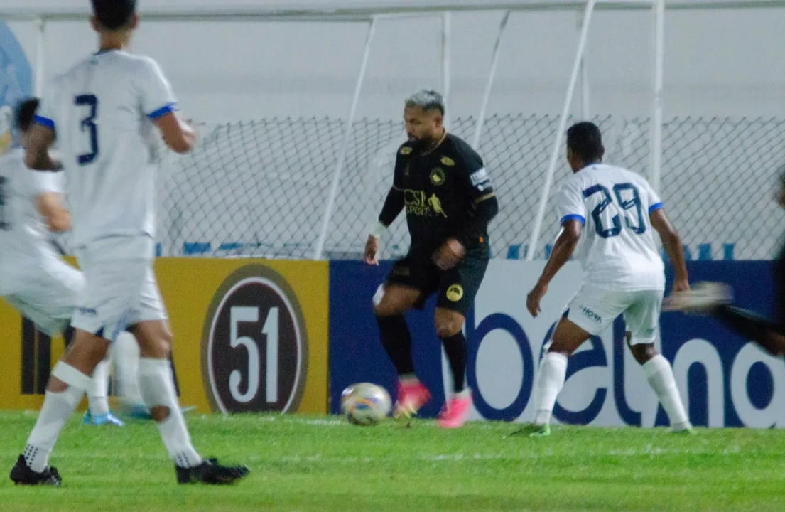 Bruno Sabino , do Jacobina, com a bola dominada