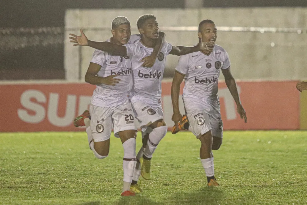 Jogadores do Jacuipense comemoram um dos gols contra o Atlético