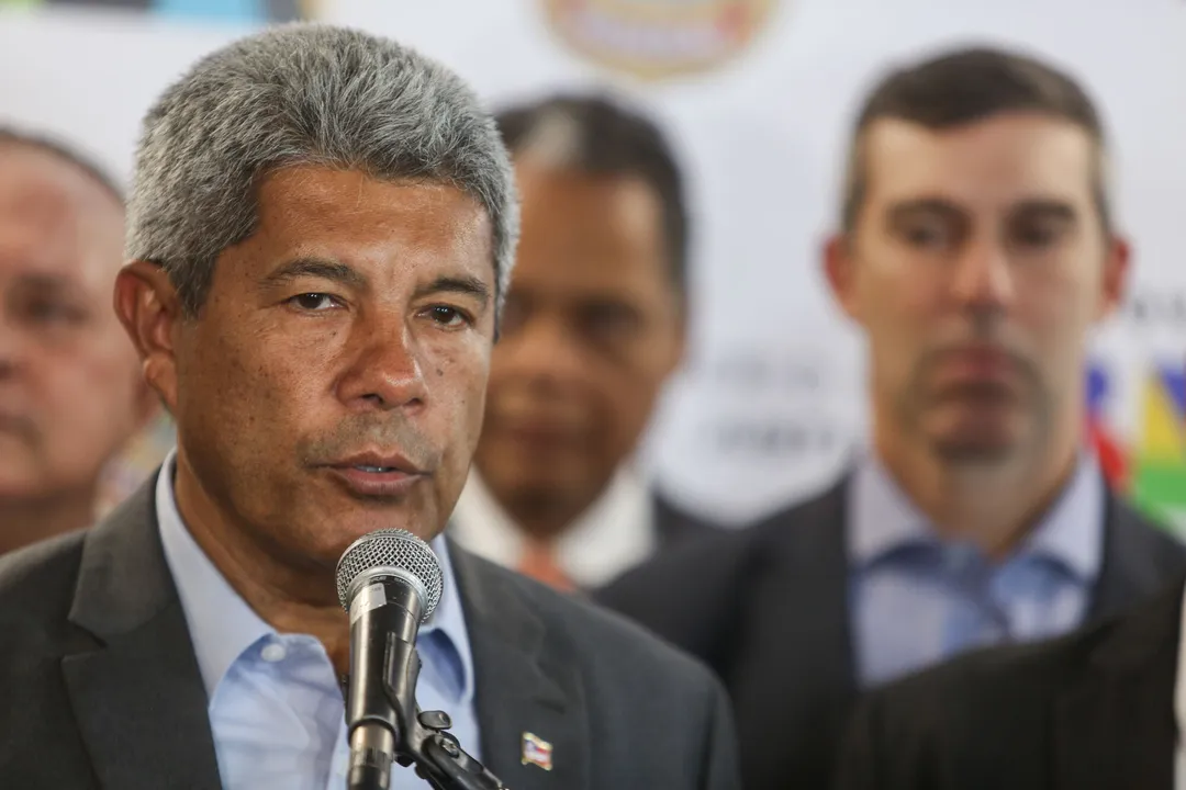 Imagem ilustrativa da imagem Jerônimo alia-se a prefeitos contra a seca e avisa: ‘Tudo sem carimbo’