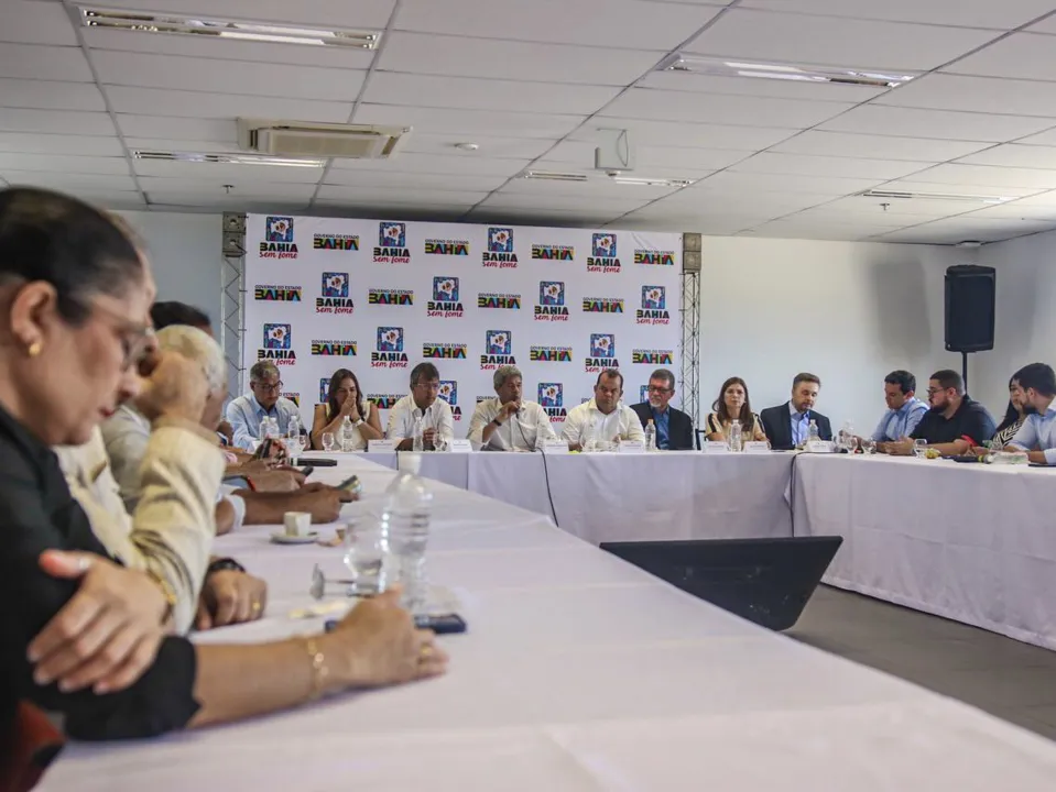 O encontro contou com as presenças também do secretário de Direitos Humanos, Felipe Freitas, da Fazenda, Manoel Vitório, da Educação, Adélia Pinheiro, e da Saúde, Roberta Santana