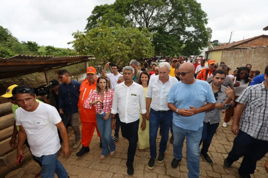 Jerônimo pausa agenda de carnaval para visitar áreas atingidas pelas chuvas no extremo sul baiano