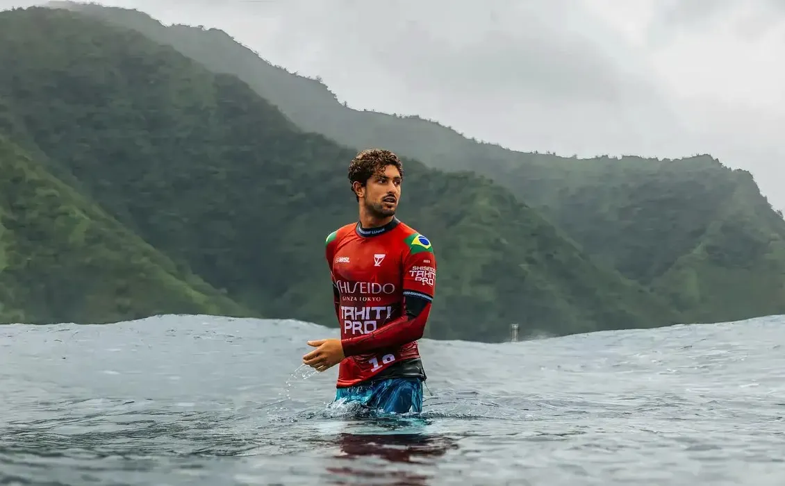 Surfista de 23 anos, que estava surfando na praia havaiana quando caiu de uma onda e perdeu a consciência por alguns momentos, tem vaga garantida nos Jogos de Paris.