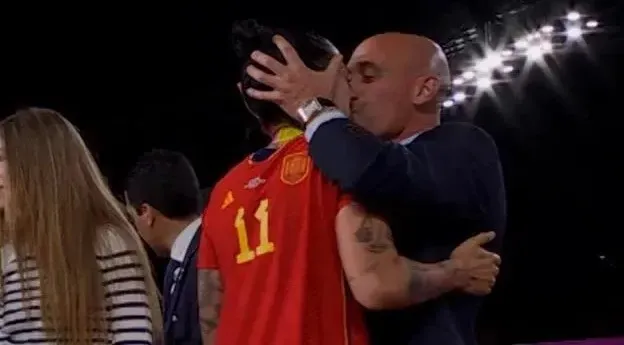 Na comemoração do título da Copa do Mundo pela Espanha, Luis Rubiales dá beijo forçado em Jenni Hermoso