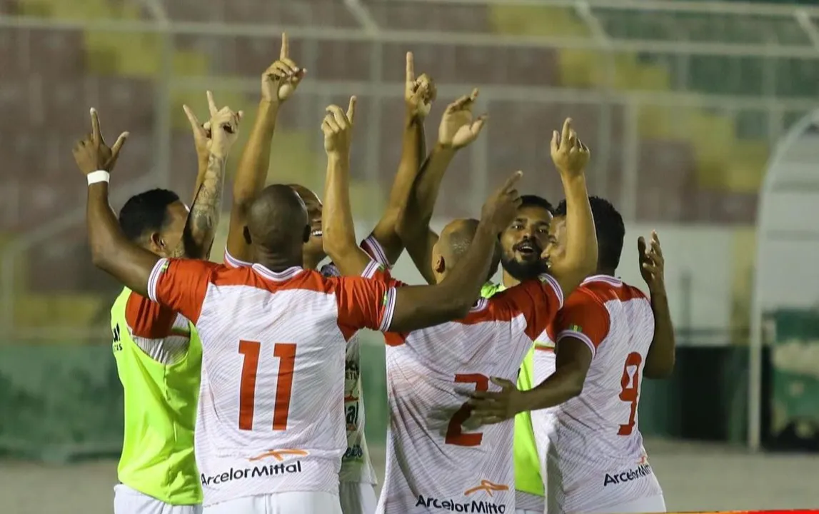 Jogadores da Juazeirense comemoram a vitória diante da torcida no Adautão