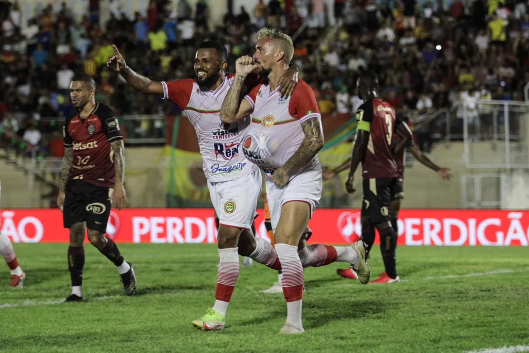 Suéliton comemora o segundo gol da Juazeirense