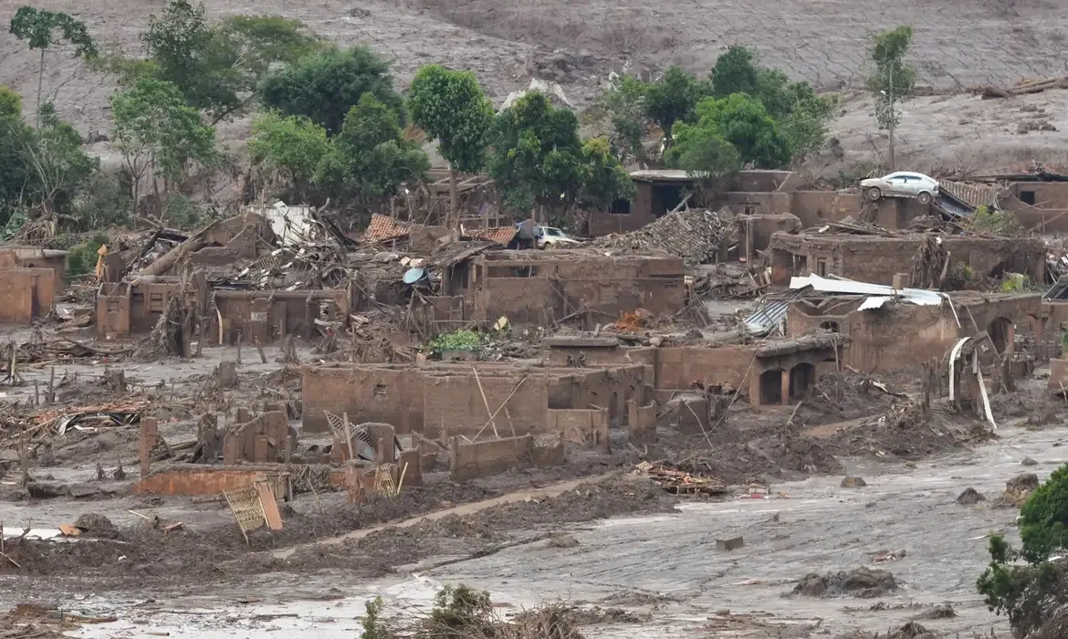 Tragédia deixou vários destroços em Mariana