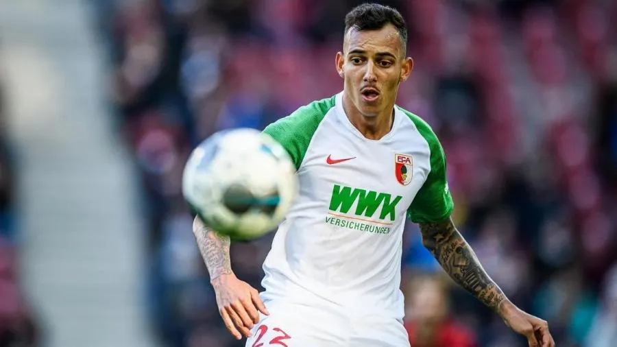 Iago durante partida do campeonato alemão defendendo o Augsburg