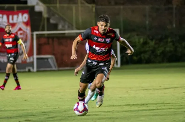 Van durante sua passagem de dois anos e meio no Vitória