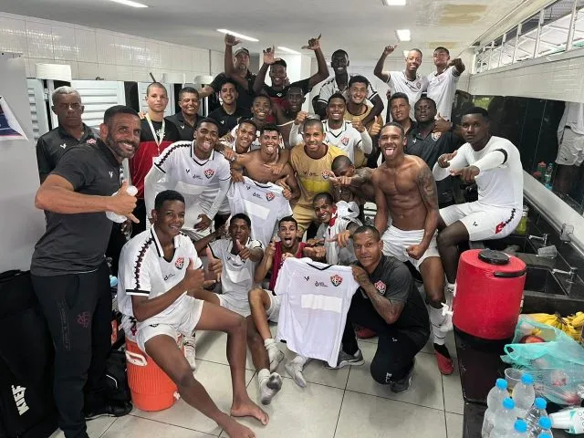 Jogadores do Leãozinho fizeram a festa no vestiário e agora esperam Vasco ou Flamengo-SP