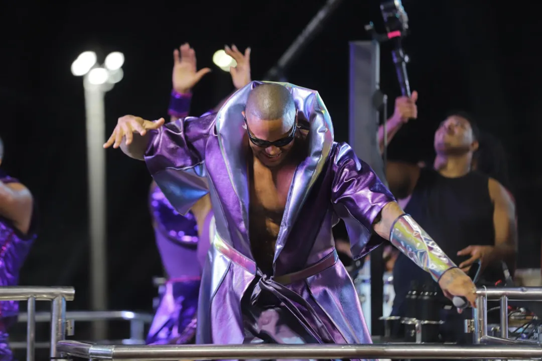 Leo Santana inicia desfile do trio pipoca no último dia do Carnaval