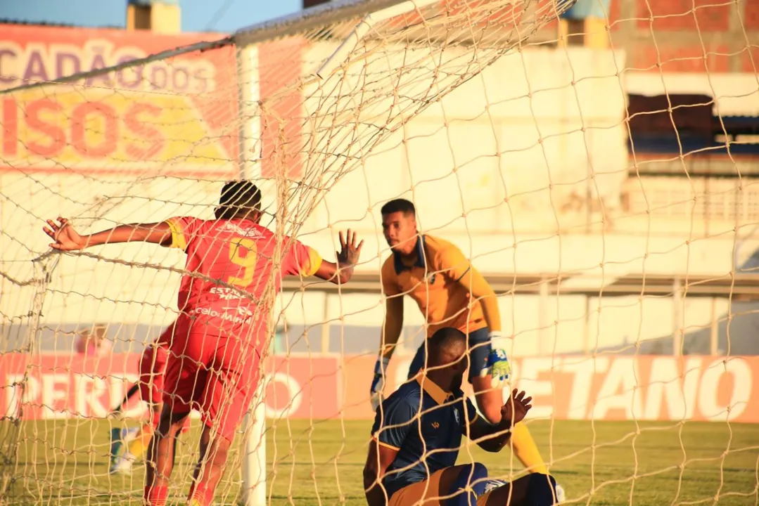 Luis Soares comemora um dos gols da Juazeirense contra o Retrô-PE