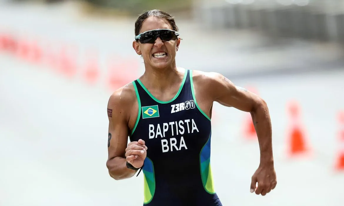 A triatleta, que representou o Brasil na última edição dos Jogos Pan-Americanos, em Santiago, continua internada após ser atropelada durante treino na véspera de Natal