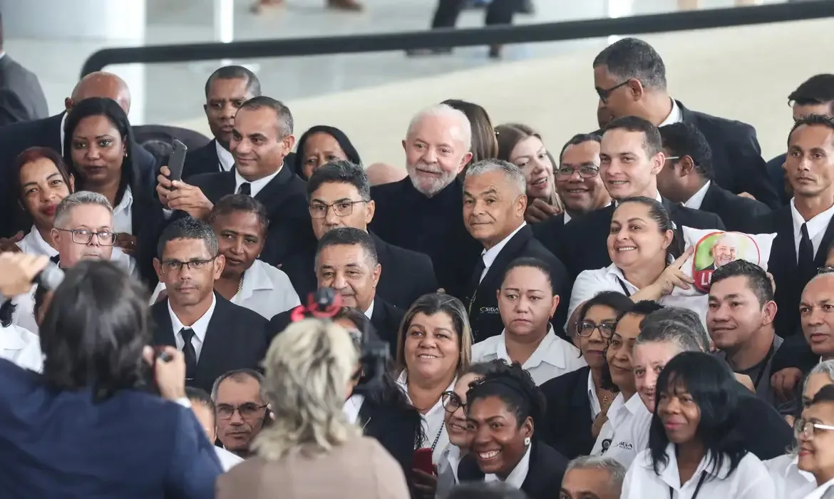 Lula confraterniza com trabalhadores do Planalto