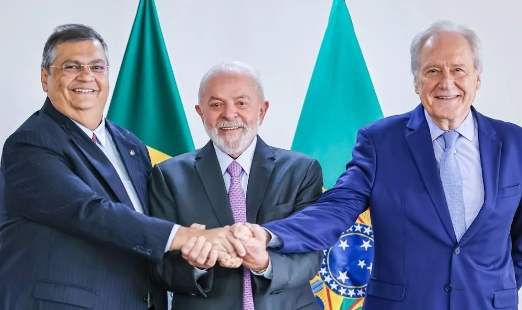 Fávio Dino (esquerda), Lula (centro) e Ricardo Lewandowski (direita)