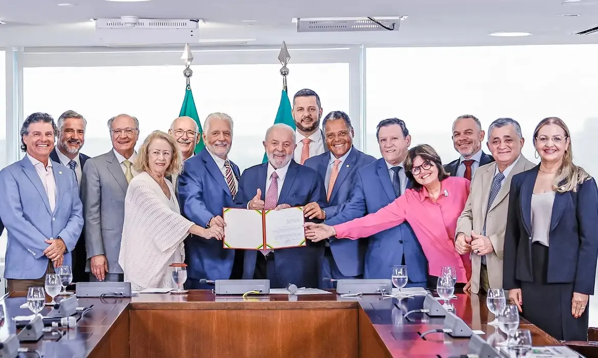 Representantes do governo federal, de secretarias estaduais e municipais e de entidades filantrópicas participaram da cerimônia