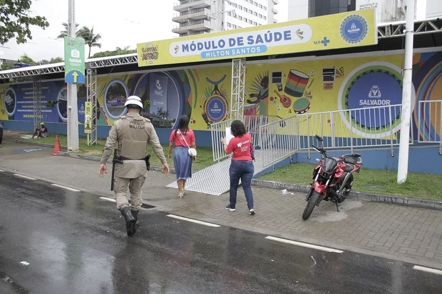 Módulo de saúde localizado na avenida Milton Santos, em Ondina