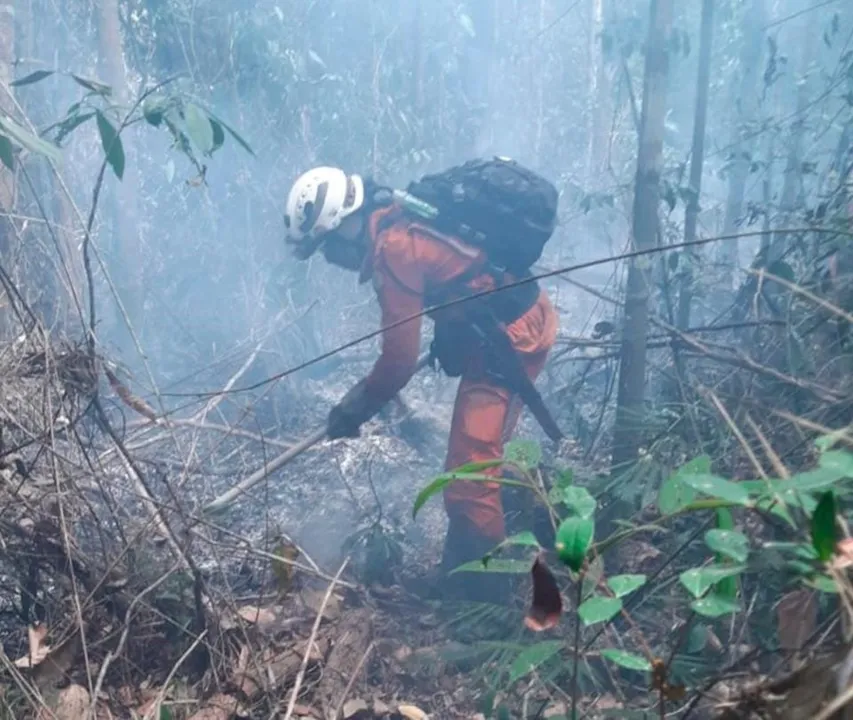 Além dos combates, os bombeiros também realizam ações preventivas com a população local